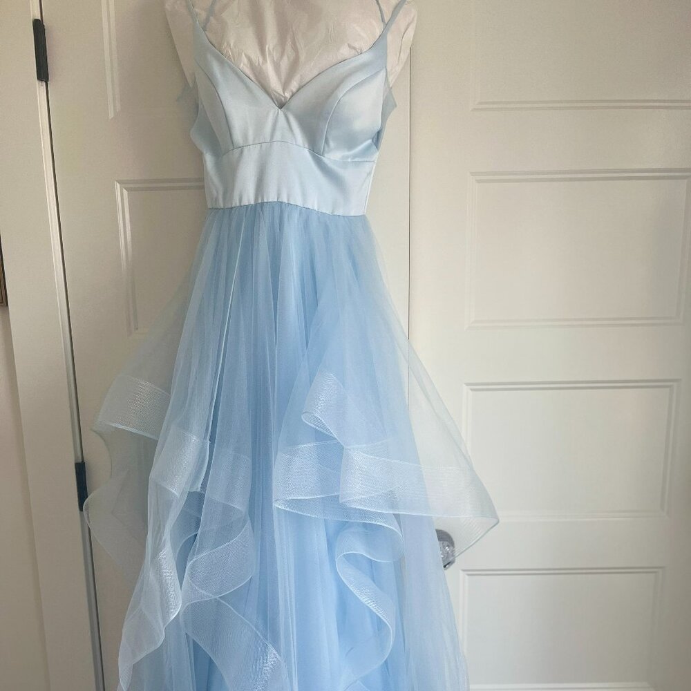 Madison James Cinderella Dress, baby blue, size 0
Bust 30
Waist 24
Length 60 - Picture 3 of 11